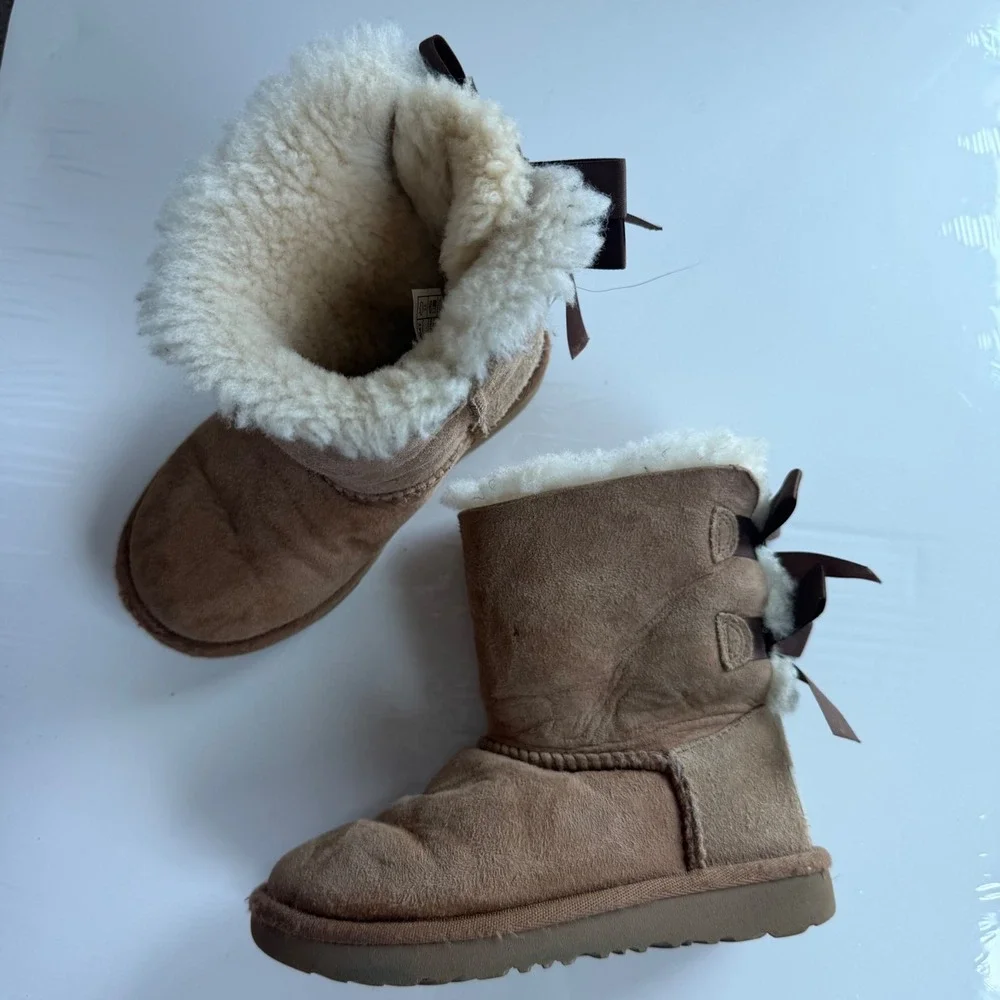 UGG® Bailey‎ Bow II Boot - Toddler / Little Kid - Chestnut Size 11